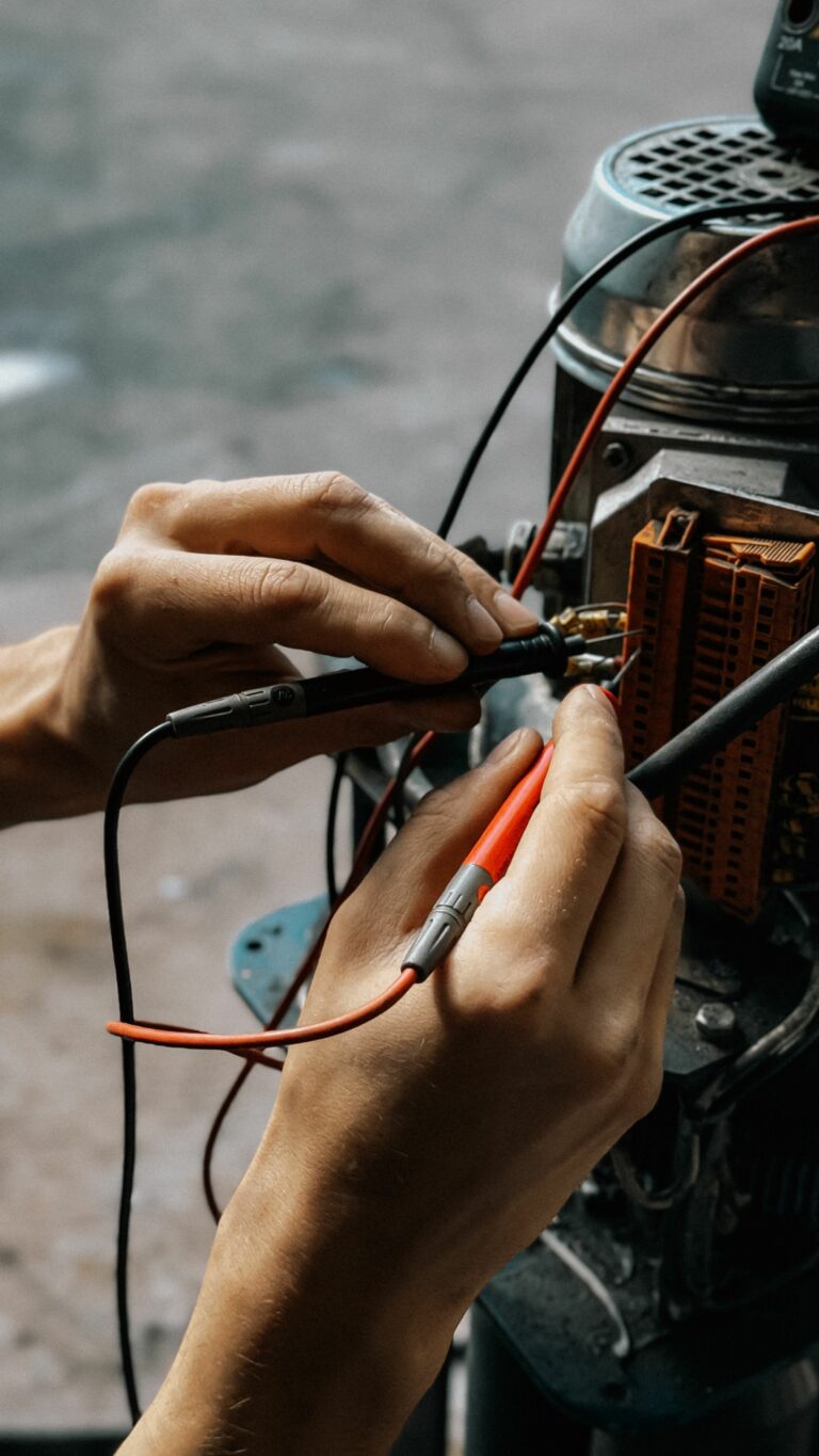 Électricien recherchant une panne sur un tableau électrique