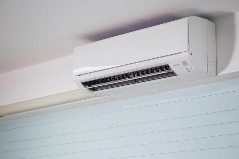 Climatiseur mono-split installé dans un séjour