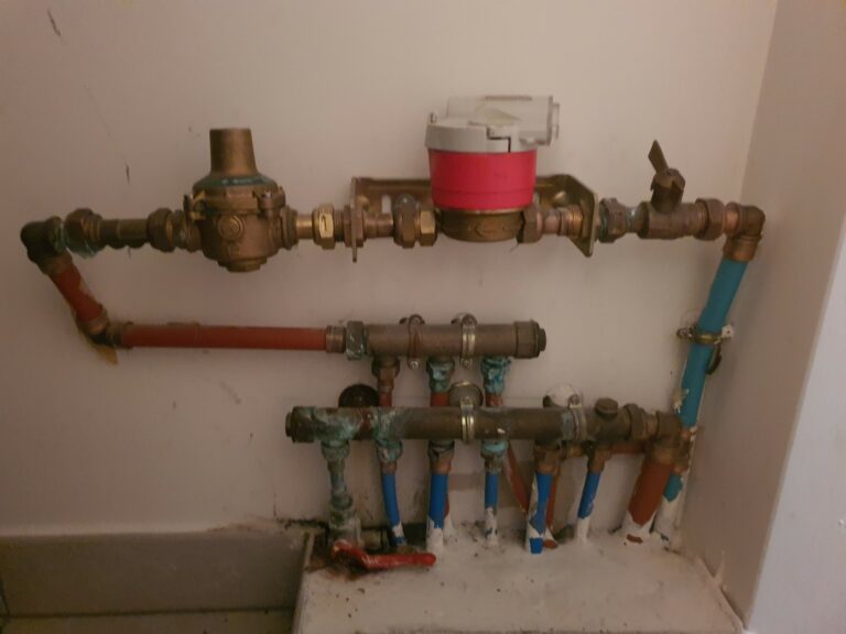 Plombier recherchant une fuite sur une canalisation