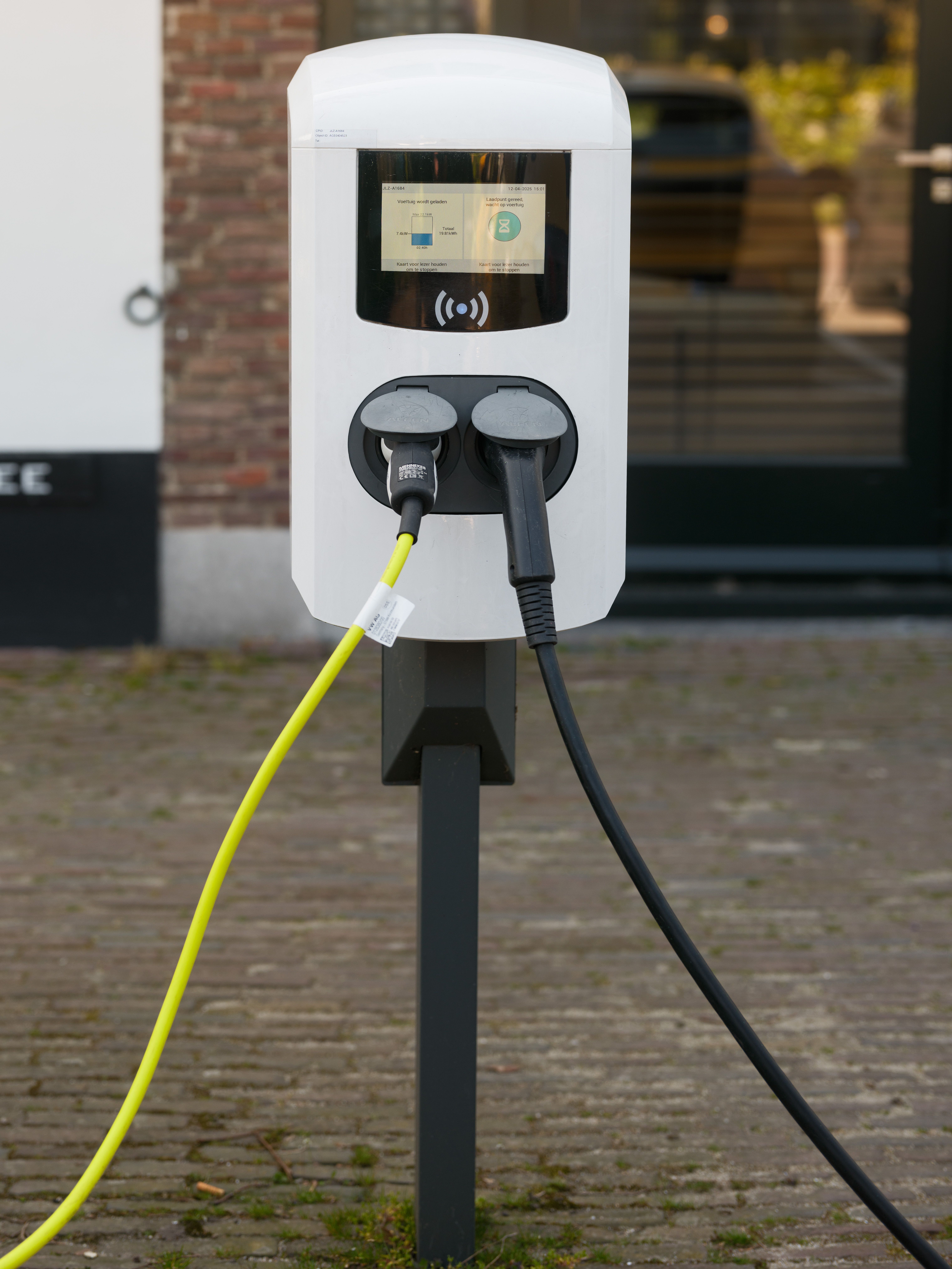 Borne de recharge pour véhicule électrique installée sur un parking
